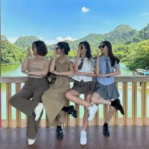 别再傻傻站成一排了!四人行拍照姿势大揭秘!