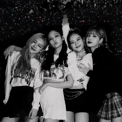 能分享一些blackpink的霸气或可爱的四人合照吗