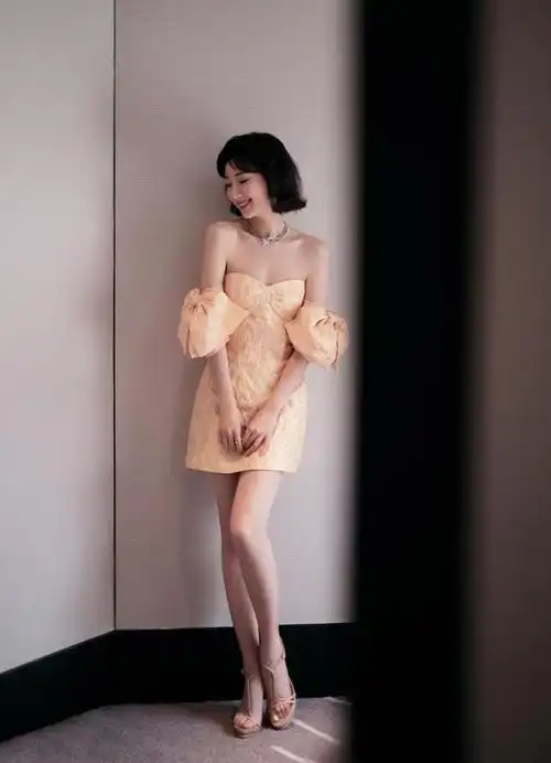 毛晓彤生图状态好自然,抹胸裙挺显身形的,微微有肉才更好看