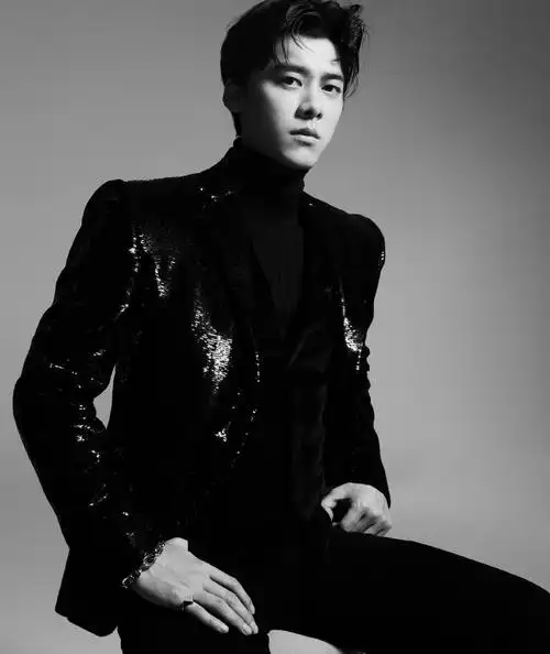 组图:李易峰西装花絮照清冷感十足 侧脸线条流畅五官精致