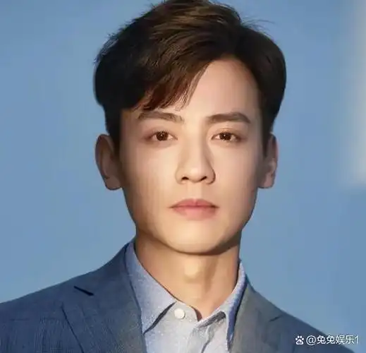 是安,一个名字独特而又充满魅力的男演员,他的表演才华在众多作品中