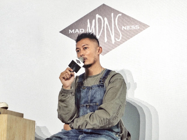 余文乐背带牛仔裤现身 鼓励年轻人敢梦敢想