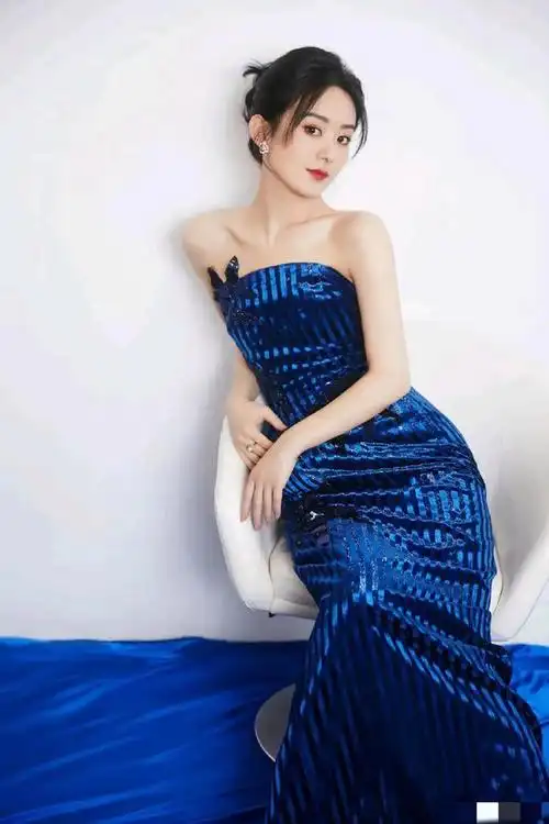 2006年,当时还在从事文员工作的赵丽颖看到了《雅虎搜星》这档选秀