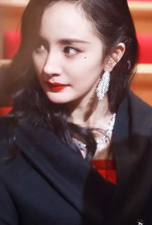 杨幂泪痣红唇妆真的太媚了!果然是"小狐狸",一眼就能勾魂!