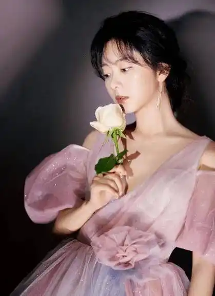 原创谭松韵直角肩也太绝了花瓣礼服露出肩美到粉丝认不出