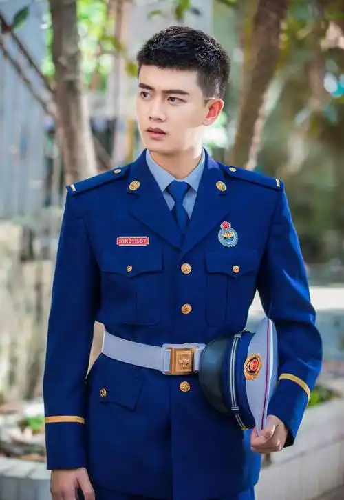 任嘉伦霸屏式播剧热度领跑四月蓝焰突击化身消防员气质大颠覆