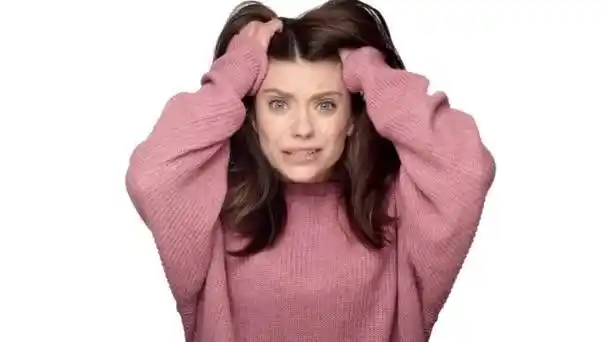 小卷发女人的室内肖像用震惊的表情举起手来面对收到的坏消息不敢相信