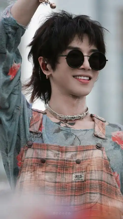 华晨宇超话hcy#2024华晨宇火星演唱会#  看着一只可爱的花花小咪,你