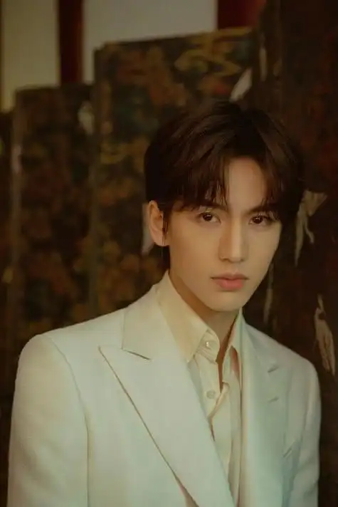 就是关于一个叫张凌赫的南师大毕业生,他可是把网上给闹得沸沸扬扬的