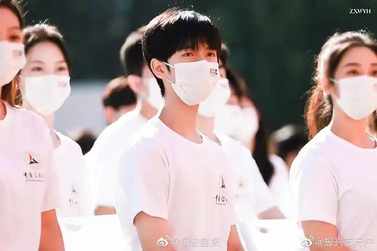 今天举行贺峻霖作为大一新生参加了学校开学典礼