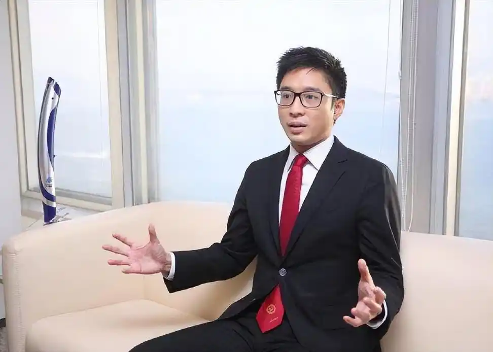 港媒曝联姻大瓜,40岁霍启山将娶24岁何超欣,哥哥忙工作无人回应