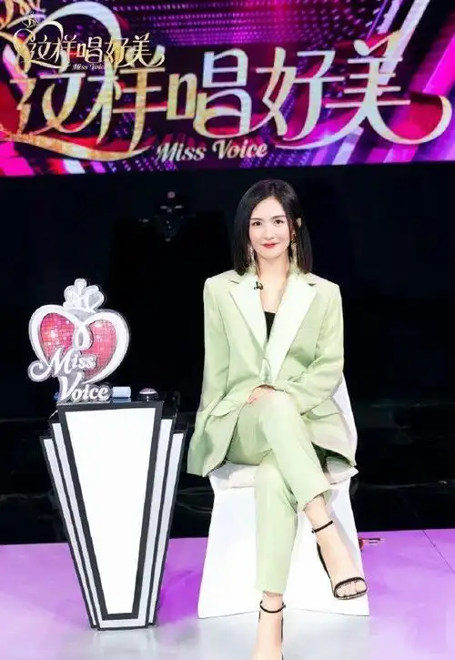 谢娜长相身材好,穿贴钻西装又甜又酷,曲线不像生过娃的人