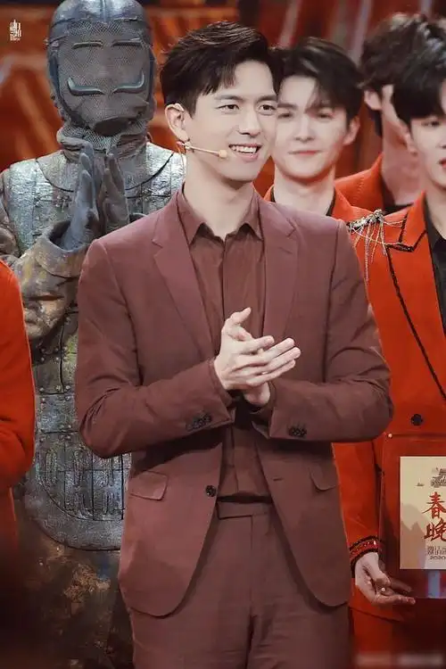 春晚第三次联排,李现李沁后台合照同比心,出场彩排的李现太帅了