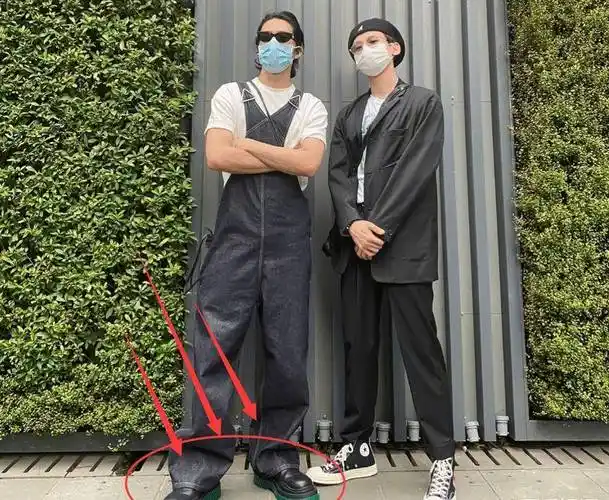 白敬亭身高183井柏然也是183,两人一起拍合照,我却在关注鞋子_王嘉尔