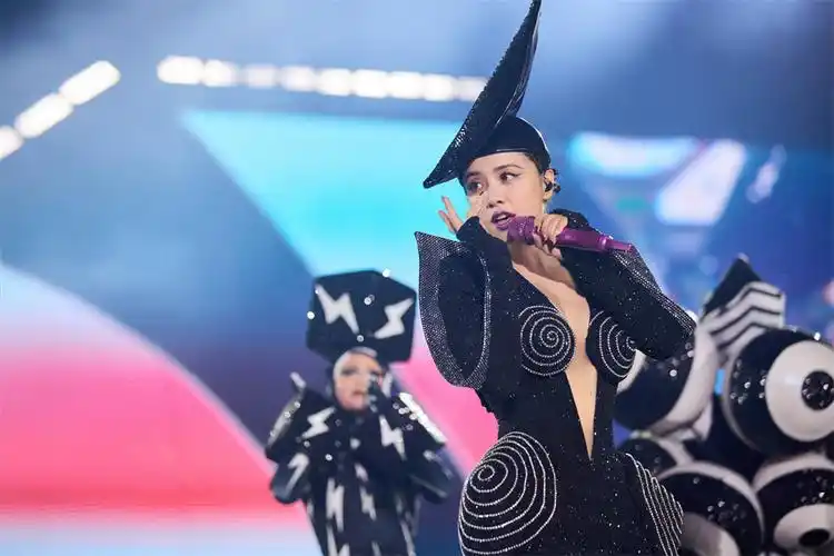 蔡依林深圳演唱会火爆开唱 上身银色流光特别定制战袍