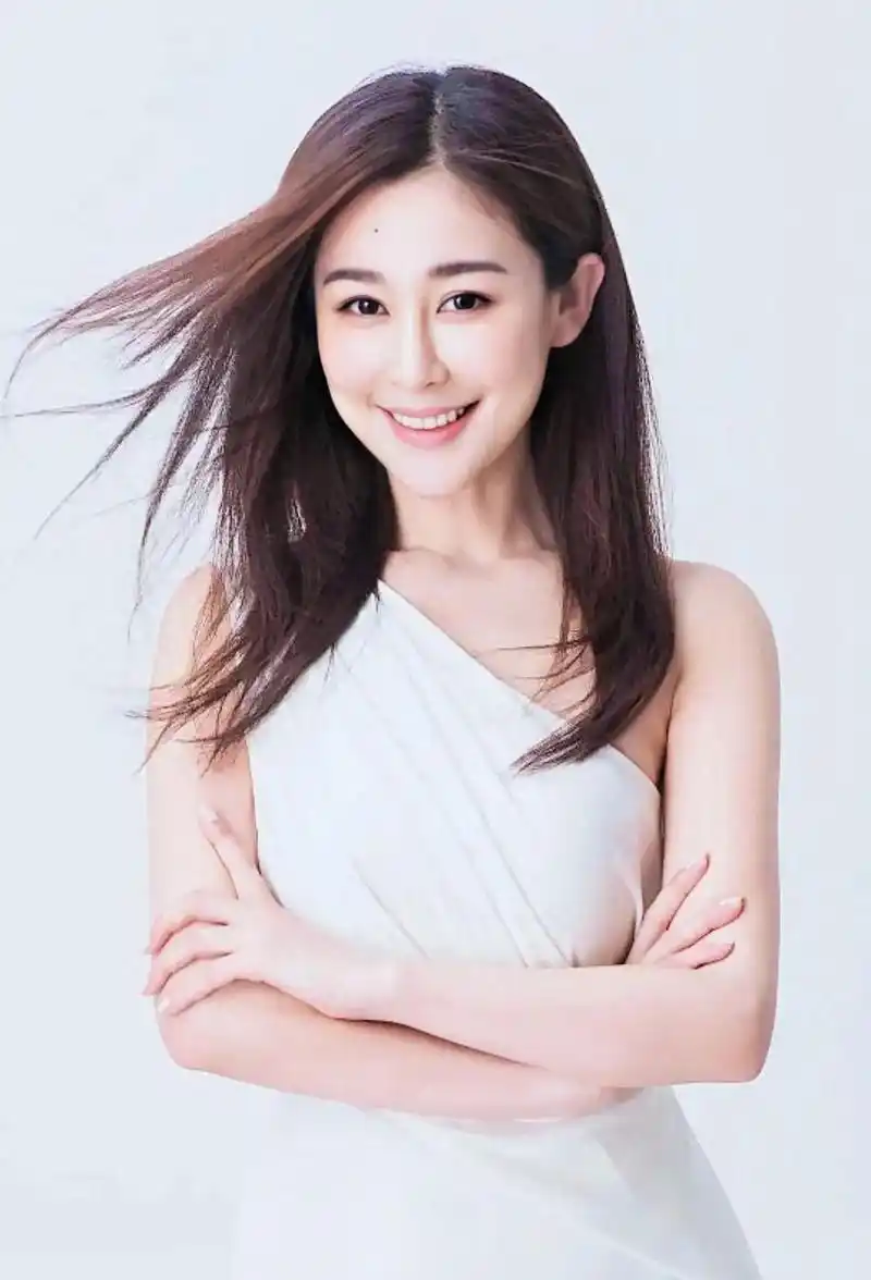 周扬曾是靳东的绯闻女友,刘亦菲曾为她当过伴娘,如今因整容失败成蛇精