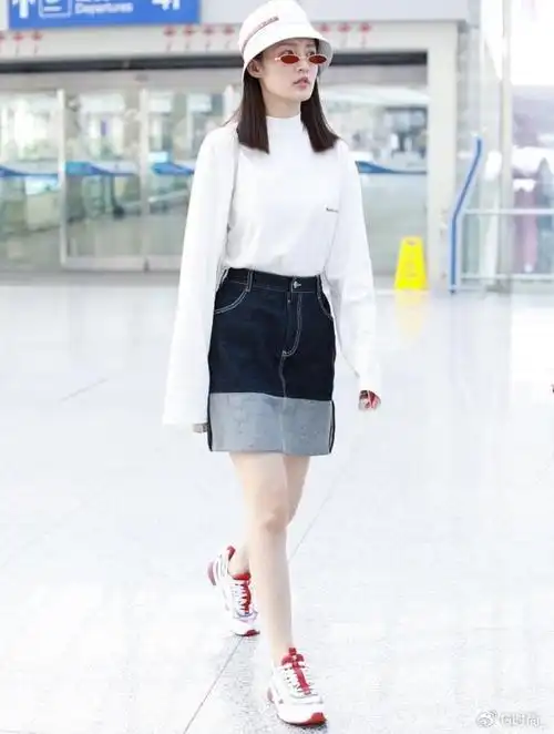 李沁走机场露内衣,长相清冷穿搭却格外性感,30岁越来越少女