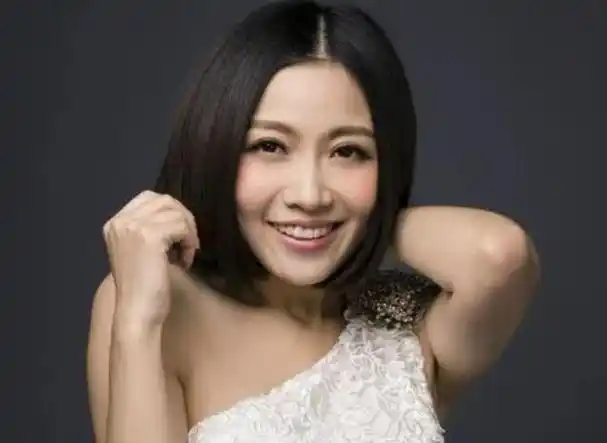 2016年,姚贝娜因肺部感染导致身体状况恶化,最终不幸离世,年仅33岁.