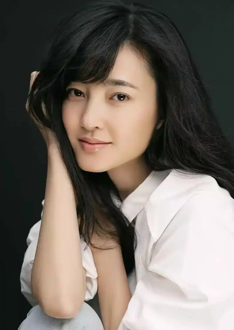 再来看85后王丽坤,她的气质如果用一个字来评价的话,就是"平".