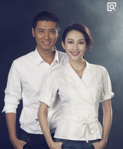 张俪和谁合照都一本正经,唯独遇到图4,网友,真是够般配的