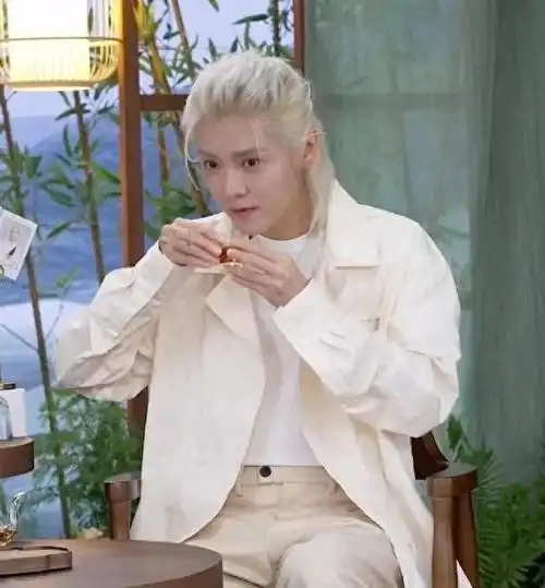 34岁鹿晗带货引热议,脸肿成"老嫂子",网友:撞脸65岁刘雪华