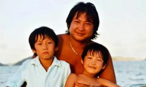 洪金宝儿子洪天明罕见晒家庭旧照祖孙三代同框似复制粘贴