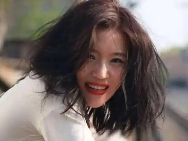 丁嘉丽之女胡琳娜在父母离异的阴影中长大今36岁不敢结婚