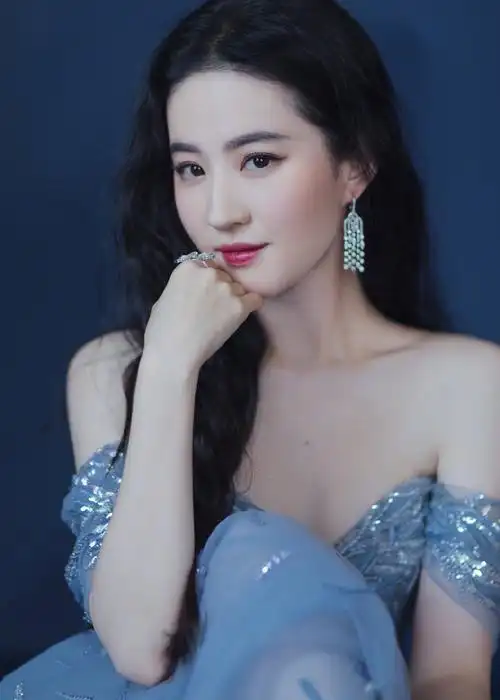 仙女本仙刘亦菲穿浅蓝色薄纱闪片礼裙一字肩优越