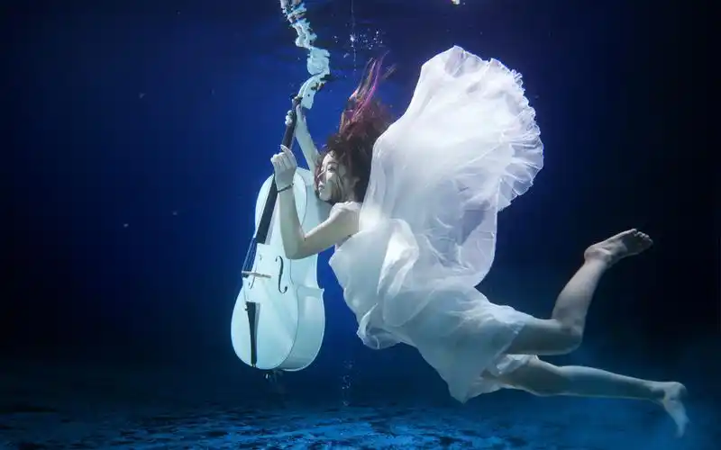 外国美女裴紫绮水下唯美图片高清壁纸