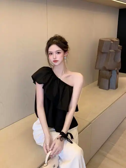 实拍 小心机斜肩性感露肩漏锁骨设计感小众单肩无袖上衣