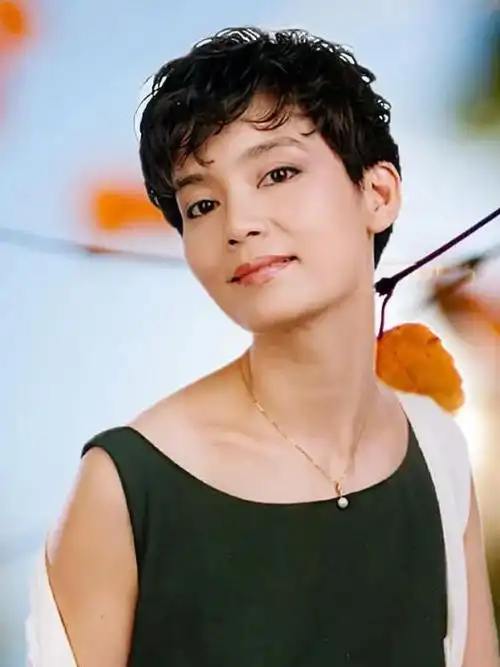 被潘虹的老年状态惊艳到:69岁头发花白,穿衣极简却高级有气质