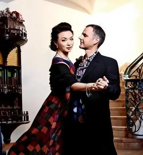 回顾金星和外国老头复婚真相曝光曾内涵热巴露胸只给富人看