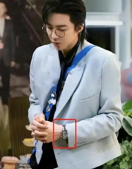 赵露思刘宇宁恋情曝光女方约闺蜜薛佳凝聚餐男方被拍到同场