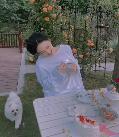 张馨予晒自家豪宅花园穿睡袍秀骨感身材粉丝称赞人比花娇