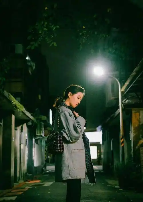 在街拍中,刘诗诗轻轻侧着头,完美侧脸和黄金下颚线展现得淋漓尽致,她