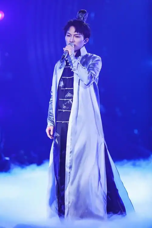 引发的视听狂潮还未退去,又在最新一期的《歌手》中身着一袭古风长袍