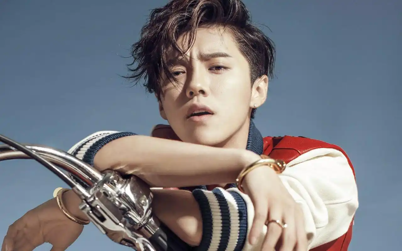 鹿晗最新高清帅气时尚写真图片桌面壁纸