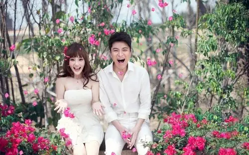 李小璐贾乃亮婚纱照曝光 唯美白纱公主范儿