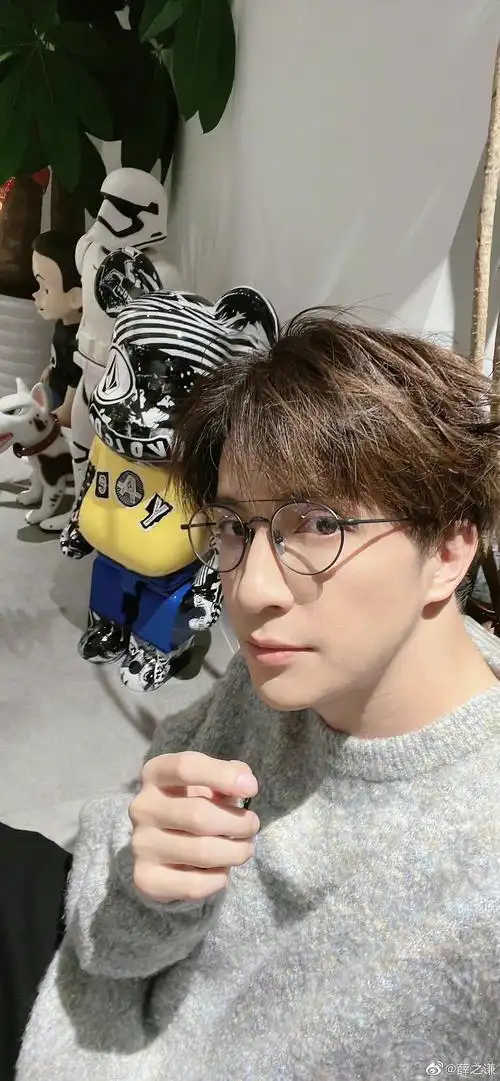 薛之谦帅气自拍 就说养眼不