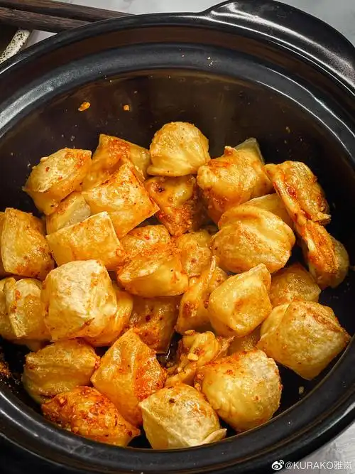 空气炸锅炸包浆豆腐,玉米芹菜炒外婆菜,鸡腿肉炒包菜