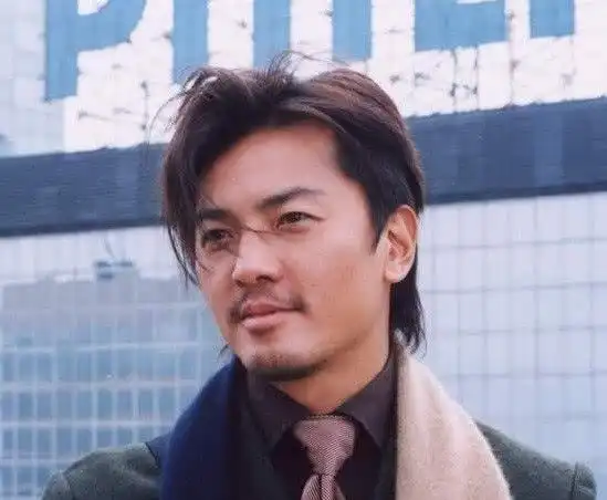 郑伊健,铜锣湾扛把子,这是郑伊健演《古惑仔》系列得来的称号,这个