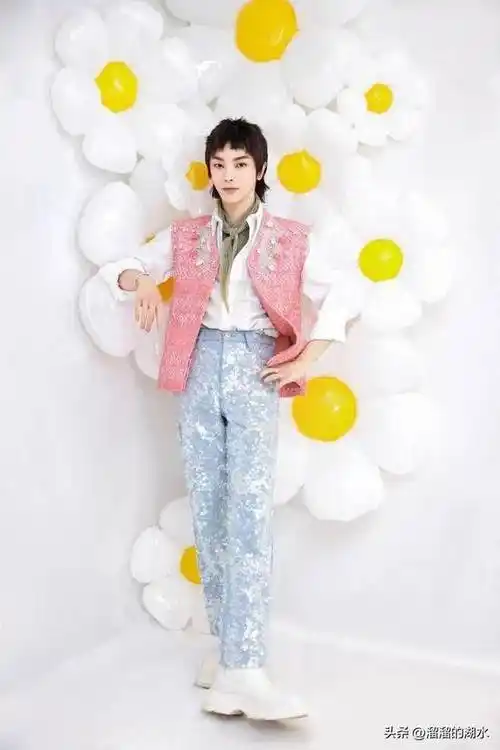 华晨宇庆生照,时髦穿搭展示青春活力,阳光帅气大男孩获赞赏_生日_照片