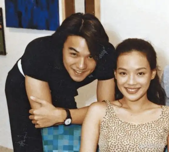 冯德伦晒旧照为老婆舒淇庆生,还俏皮配文是:"有人看到我老婆吗?