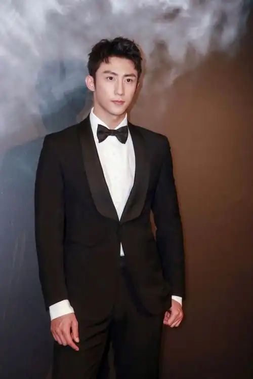 黄景瑜身着白色西装