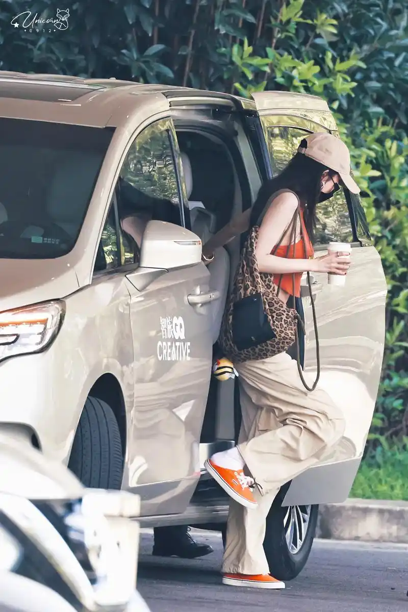 杨幂戴了狐狸蜜蜂挂件##杨幂粉色背心# 杨幂今日份机场造型 - 抖音