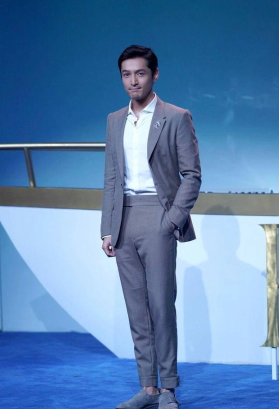 胡歌穿着浅色西装内搭白色衬衫出席活动 颇有成熟大叔的范儿