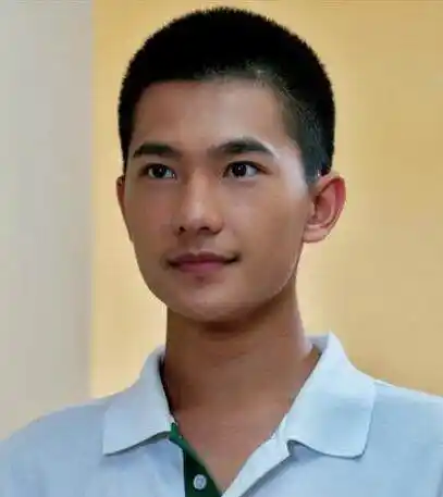 绝世好颜的杨洋,过往的青涩照片和造型真心看不太懂