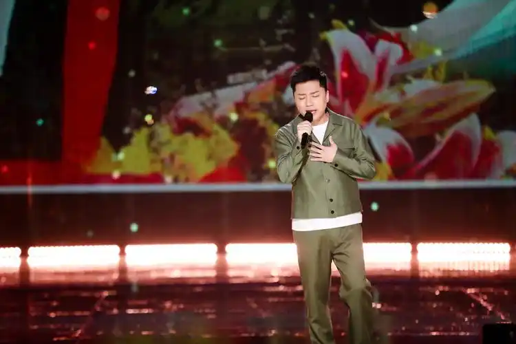 歌手张磊献唱《幸福一家人》磁性歌声定格幸福时刻