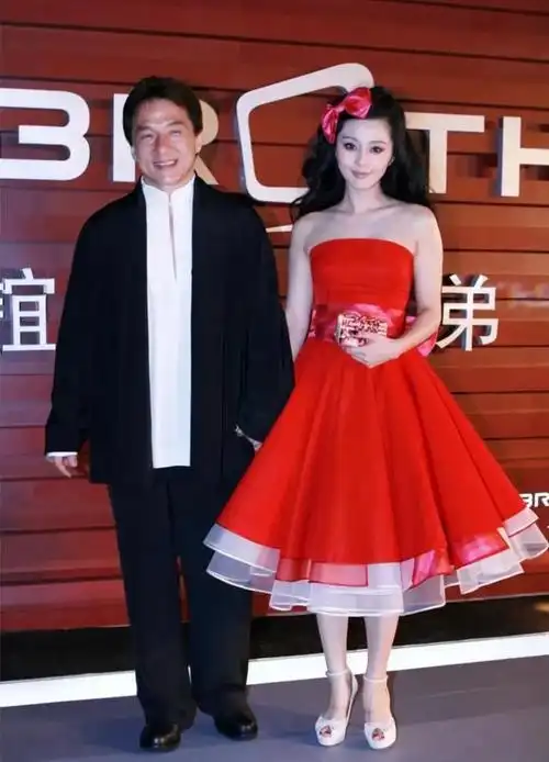 50位女星和成龙的合影曝光每一张经典又珍贵男帅女美都太惹眼