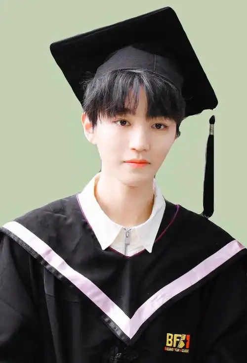 王俊凯最新头像壁纸毕业快乐